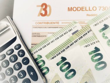Floransa ili, 14 Ocak 2024, arka plan olarak Modello 730 ile bir çok euro banknotları, İtalyanca çevirisi gelir beyanı, vergi ödeme kavramı olarak