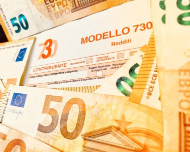 Floransa ili, 14 Ocak 2024, arka plan olarak Modello 730 ile bir çok euro banknotları, İtalyanca çevirisi gelir beyanı, vergi ödeme kavramı olarak