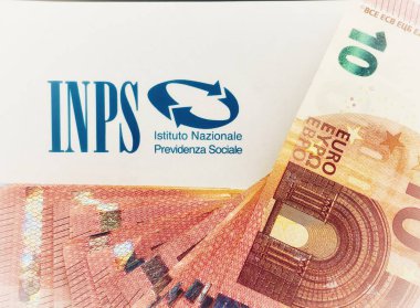 20 Ocak 2024, Floransa, İtalya Banknotları ve kağıt üzerinde INPS işareti olan bir masa üzerinde Istituto Nazionale della Previdenza Sociale yani Ulusal Sosyal Güvenlik Enstitüsü. Emekli maaşı kavramı.