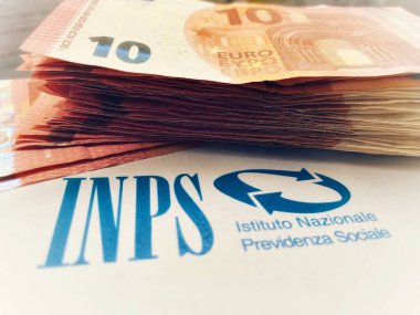 20 Ocak 2024, Floransa, İtalya Banknotları ve kağıt üzerinde INPS işareti olan bir masa üzerinde Istituto Nazionale della Previdenza Sociale yani Ulusal Sosyal Güvenlik Enstitüsü. Emekli maaşı kavramı.