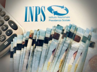 20 Ocak 2024, Floransa, İtalya Banknotları ve kağıt üzerinde INPS işareti olan bir masa üzerinde Istituto Nazionale della Previdenza Sociale yani Ulusal Sosyal Güvenlik Enstitüsü. Emekli maaşı kavramı.