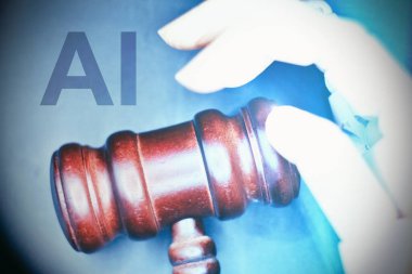 Yapay zeka yasası ve yasal hukuk düzenlemelerinin online teknolojisini tasvir eden hukuki ikonlarıyla avukatlık bürosunda avukatlık araçları kullanan robot el tarafından gösterilen yapay zeka ile ilgili hukuk kavramı