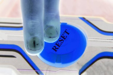 Mavi parlayan başlatma düğmesi ile metin sözcüğü sıfırla