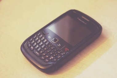 Floransa, İtalya, 1 Nisan 2024. Düğmelerin ilk satırına odaklı klasik Blackberry akıllı telefon - eğim-kaydırma lensi