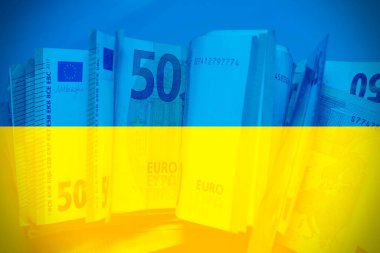 Ukrayna bayrağında yüz elli avroluk banknotlar var. Üst Manzara. Para yardımı kavramı