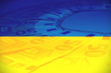 Ukrayna bayrağında yüz elli avroluk banknotlar var. Üst Manzara. Para yardımı kavramı