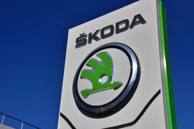 20 Nisan 2024 Floransa, İtalya. Skoda mağazası marka ve metin logosu galerisi Çek otomobil üreticisi