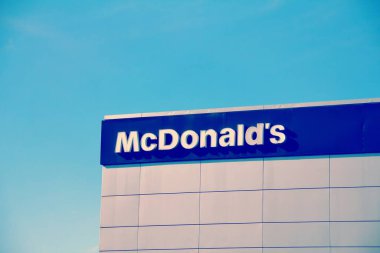 20 Nisan 2024 Floransa, İtalya. McDonald 's restoranına giriş..