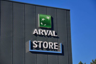 20 Nisan 2024 Floransa, İtalya. Rueil-Malmaison 'daki Arval binasının tepesine imza ve logo. Arval, uzun vadeli araç kiralama konusunda uzmanlaşmış bir BNP Paribas yan kuruluşu.