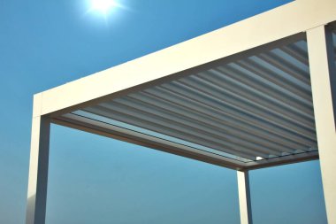 Güneş ışığı fotoğrafındaki pergola güneşliği.