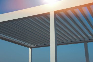 Güneş ışığı fotoğrafındaki pergola güneşliği.