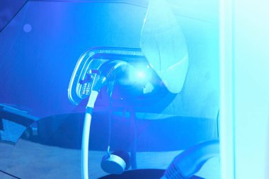 Şarj edilirken elektrikli bir arabayı kapat.