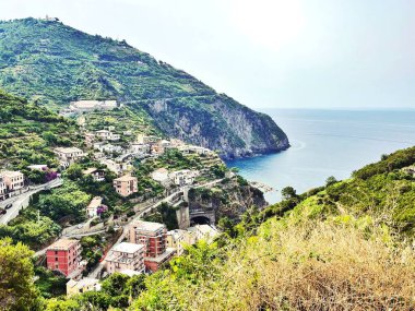 Panoramik Manzara, İtalyan Riviera 'sı Cinque Terre' nin beş kasabasından geçiyor.