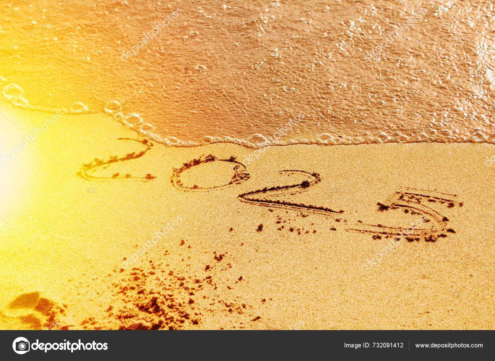 Words 2025 Number Written Sand Beach Waves Water Top — Stock Photo © Raffmaster 732091412