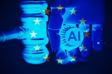 Avrupa 'da yapay zeka teknolojisinin kontrol edilmesindeki hukuki zorlukları ve etik değerleri sembolize eden bir robot elin yanına yerleştirilmiş bir tokmak..