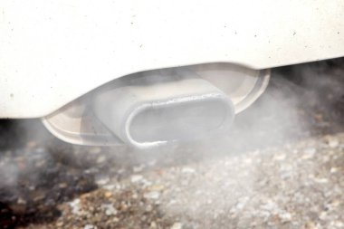Atık duman, yoldaki dizel egzoz yüzünden kentsel hava kirliliği krizi. Konsept: taşımacılık veya sağlık önleme hava kirliliği..
