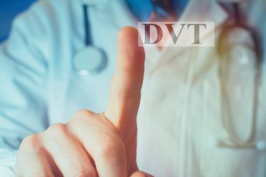 Beyaz önlüklü genç bir doktor 