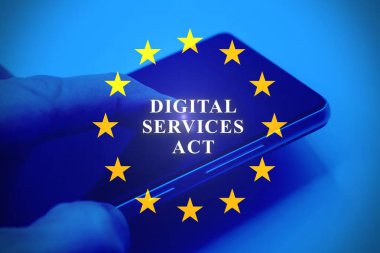 Akıllı telefon kullanan bir kişinin Avrupa bayrağı ve 