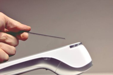 Kadın elinin şablonu şablon modelleme banka kredi kartı çevrimiçi servis gri arka planda izole