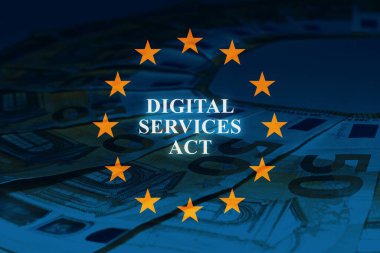 Dijital Hizmetler Yasası (DSA) kavramı. Avrupa bayrağı taşıyan akıllı telefon: DSA Dijital Hizmetler Yasası