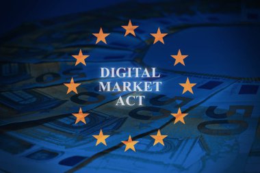 DMA Dijital Piyasa Yasası - Banknotlarla Avrupa bayrağına yazı.