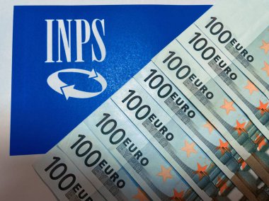 20 Ocak 2024, Floransa, İtalya Banknotları ve kağıt üzerinde Istituto Nazionale della Previdenza Sociale olarak bilinen INPS işareti var.