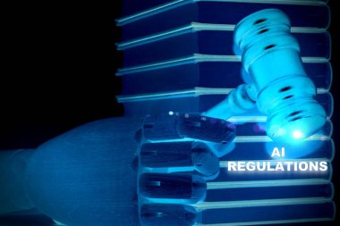 Robot el ve tokmak, yapay zeka ve yönetmeliklerini çevreleyen yasal ve etik kararları temsil eder..
