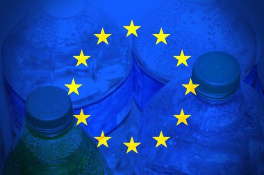 Avrupa plastik vergi düzenlemelerini sembolize eden plastik şişeli AB bayrağı.