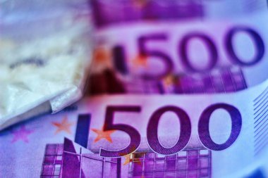 500 avroluk banknotların arka planına karşılık uyuşturucu paketi.