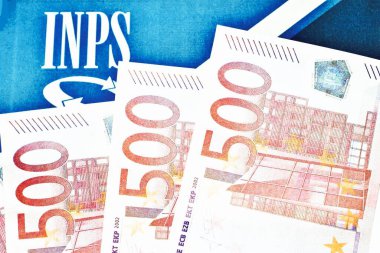 20 Ocak 2024, Floransa, İtalya Banknotları ve kağıt üzerinde Istituto Nazionale della Previdenza Sociale olarak bilinen INPS işareti var..