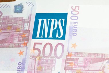 20 Ocak 2025, Floransa, İtalya Banknotları ve kağıt üzerinde Istituto Nazionale della Previdenza Sociale olarak bilinen INPS işareti var..