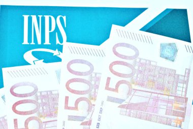 20 Ocak 2024, Floransa, İtalya Banknotları ve kağıt üzerinde Istituto Nazionale della Previdenza Sociale olarak bilinen INPS işareti var..