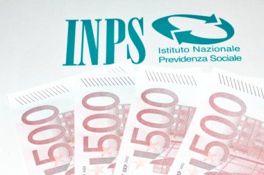 20 Ocak 2024, Floransa, İtalya Banknotları ve kağıt üzerinde Istituto Nazionale della Previdenza Sociale olarak bilinen INPS işareti var..