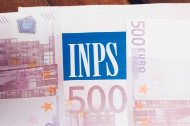 20 Ocak 2024, Floransa, İtalya Banknotları ve kağıt üzerinde Istituto Nazionale della Previdenza Sociale olarak bilinen INPS işareti var..