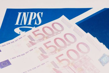 20 Ocak 2024, Floransa, İtalya Banknotları ve kağıt üzerinde Istituto Nazionale della Previdenza Sociale olarak bilinen INPS işareti var..