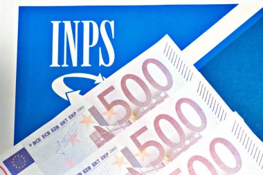 20 Ocak 2024, Floransa, İtalya Banknotları ve kağıt üzerinde Istituto Nazionale della Previdenza Sociale olarak bilinen INPS işareti var..