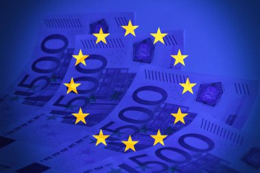 Arka planda 500 banknot bulunan Avrupa bayrağı. İş konsepti. 