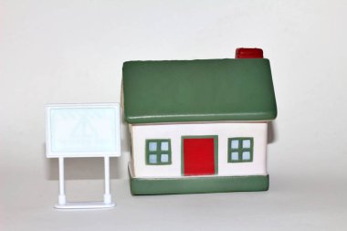 Floransa ili 20 Haziran 2025, arka planda Modello 730 'un bulunduğu çok sayıda avro banknot ve deri cüzdan, İtalyanca' ya gelir beyanı, vergi ödeme kavramı olarak tercüme ediliyor. .