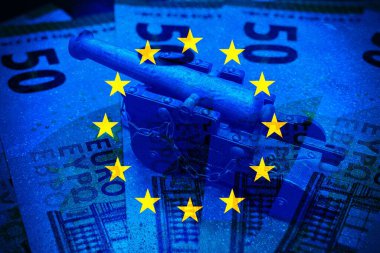 Avrupa bayrağı ve banknotları olan top. Avrupa 'nın Yeniden Silahlanma Planı.