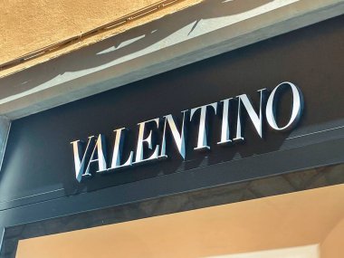 Floransa, İtalya - 6 Ağustos 2025: Floransa 'nın merkezinde Valentino tabelası.