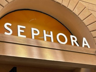 Floransa, İtalya - 6 Ağustos 2025: Floransa 'nın merkezinde Sephora işareti.