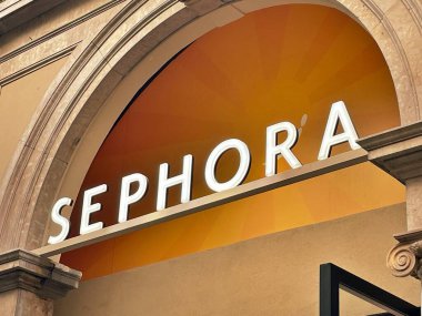 Floransa, İtalya - 6 Ağustos 2025: Floransa 'nın merkezinde Sephora işareti.