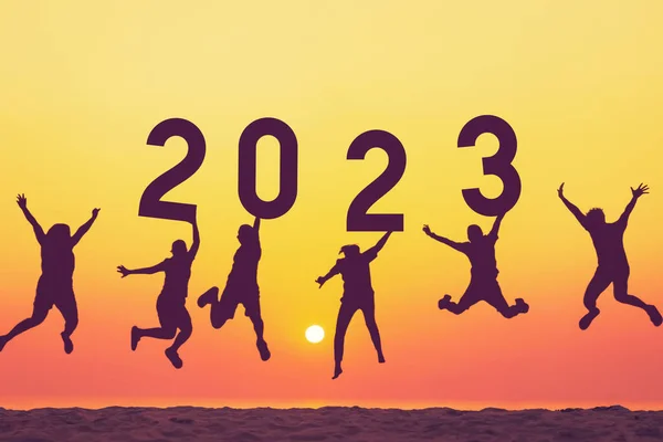 Silhouet Vrienden Springen Houden Nummer 2023 Zonsondergang Hemel Abstracte Achtergrond — Stockfoto