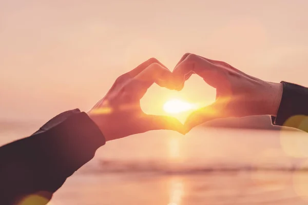 Eller Doğa Bokeh Güneş Işık Dalga Şekli Kalp Tropikal Günbatımı — Stok fotoğraf