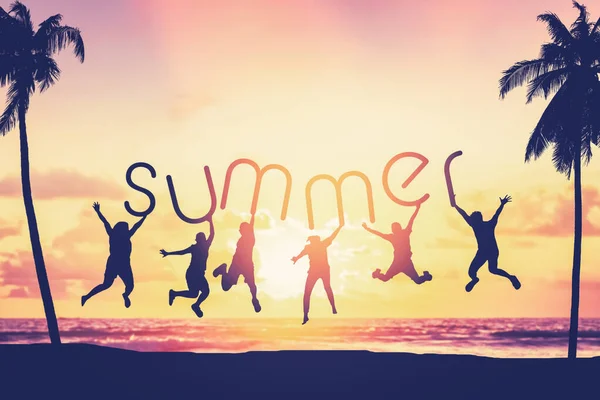 在热带海滩上 轮廓的朋友们在夕阳西下的天空中跳跃着 默默默默默念着夏天的话语 背景是棕榈树抽象的 旅游度假和自由的概念不错 复古色调色彩风格 — 图库照片