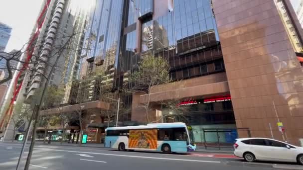 澳大利亚新南威尔士州悉尼 2022年9月18日 澳大利亚新南威尔士州悉尼中心商业区马丁广场的高层办公大楼 — 图库视频影像