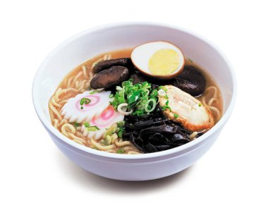 Japon eriştesi çorbası, chashu ve mantar.