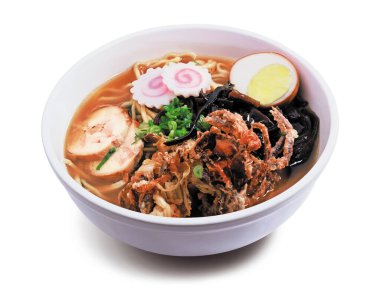 Japon erişte çorbası, chashu ve yumuşak kabuklu yengeç.