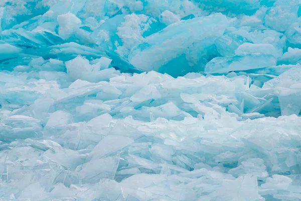 湖の表面に氷を壊す 自然の冬の季節の風景の背景 — ストック写真