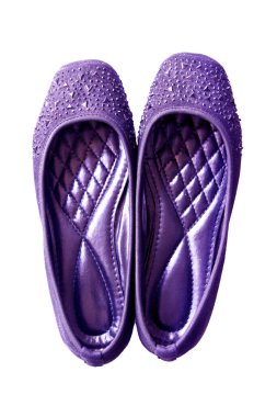 Bayan mor deri ayakkabılar, beyaz bir manzarada izole edilmiş.